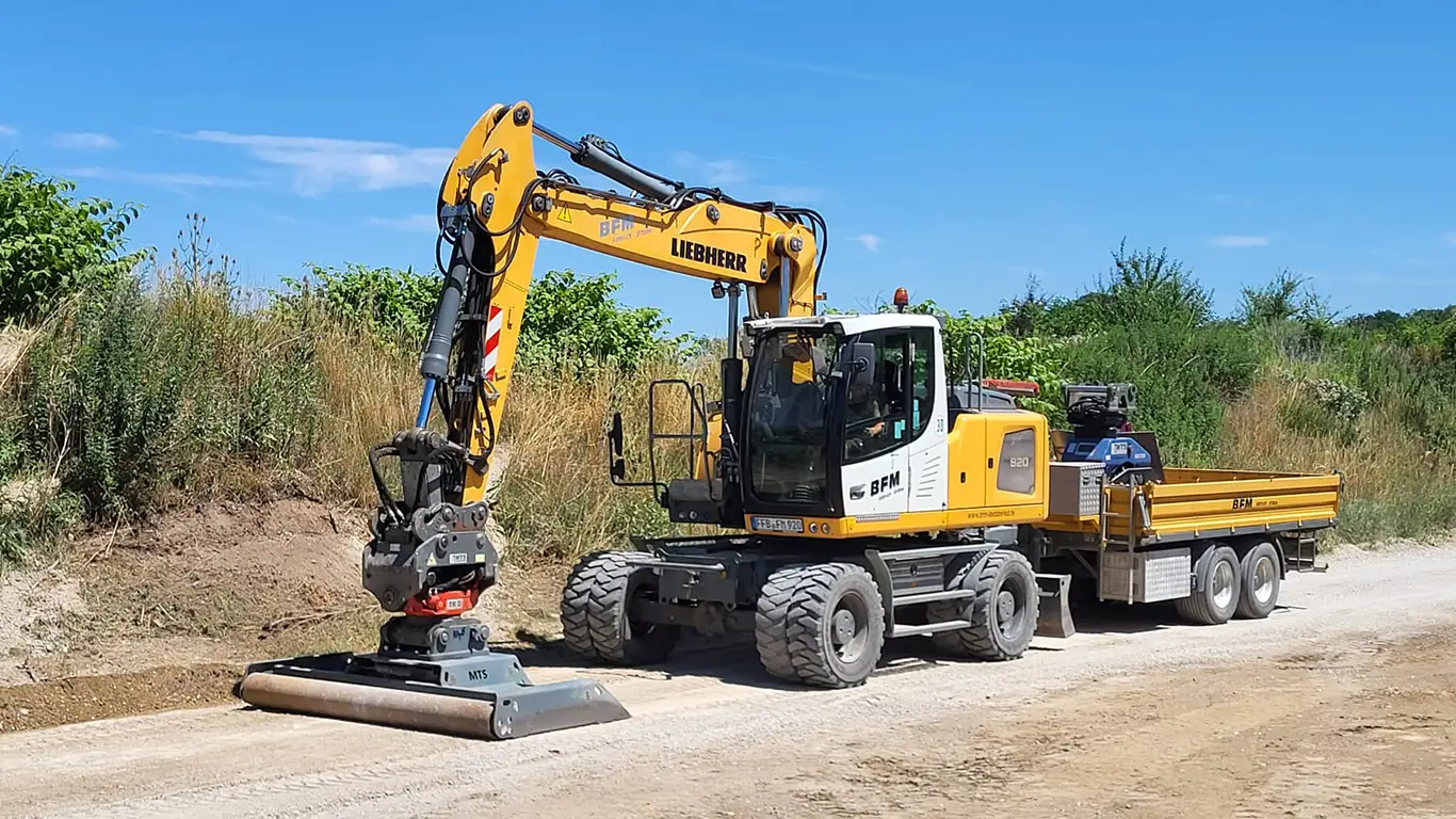Bagger mit Kipper-Anhänger bei Bankettarbeiten, weitere Ansicht